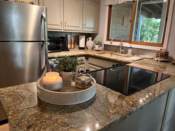 Fridge, microwave, oven, stovetop - Jubela’s Helen Overlook (Helen)