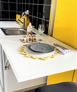 Kühlschrank, Hochstuhl, Küchenrolle