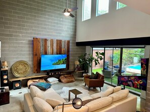 Living area - Lux Resort Style Modern Home - 3500 SQ FT - Pool (Houston)