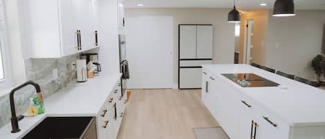 Micro-ondes, four, plaque de cuisson, lave-vaisselle