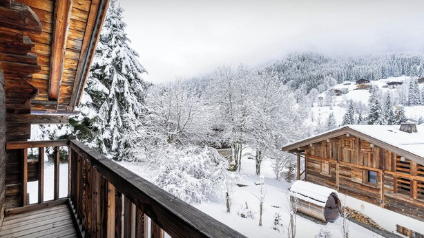 A wooden cabin with a balcony overlooking a snowy landscape. - Chalet Sideflip - cosy stay for 4 with wonderful views - OVO Network (La Clusaz)