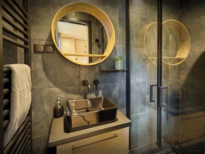 Shower, hair dryer, towels