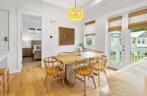 2 chambres, fer et planche à repasser, lit de bébé portatif