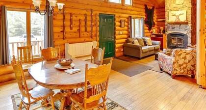 Spacious 3 Story Cabin. Access to UTV/ATV Trails & Near Lake Arbutus