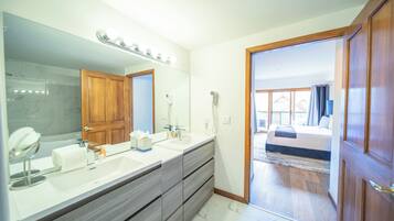Condo (Gateway Lodge 5074) | Bathroom