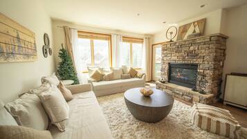 Condo (Gateway Lodge 5074) | Living area | Smart TV