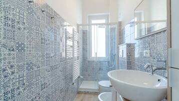 Dusche, Haartrockner, Bidet, Handtücher
