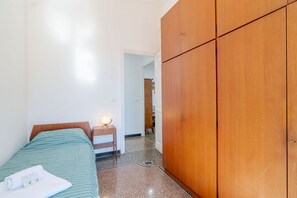 3 habitaciones, tabla de planchar con plancha, wifi y ropa de cama 