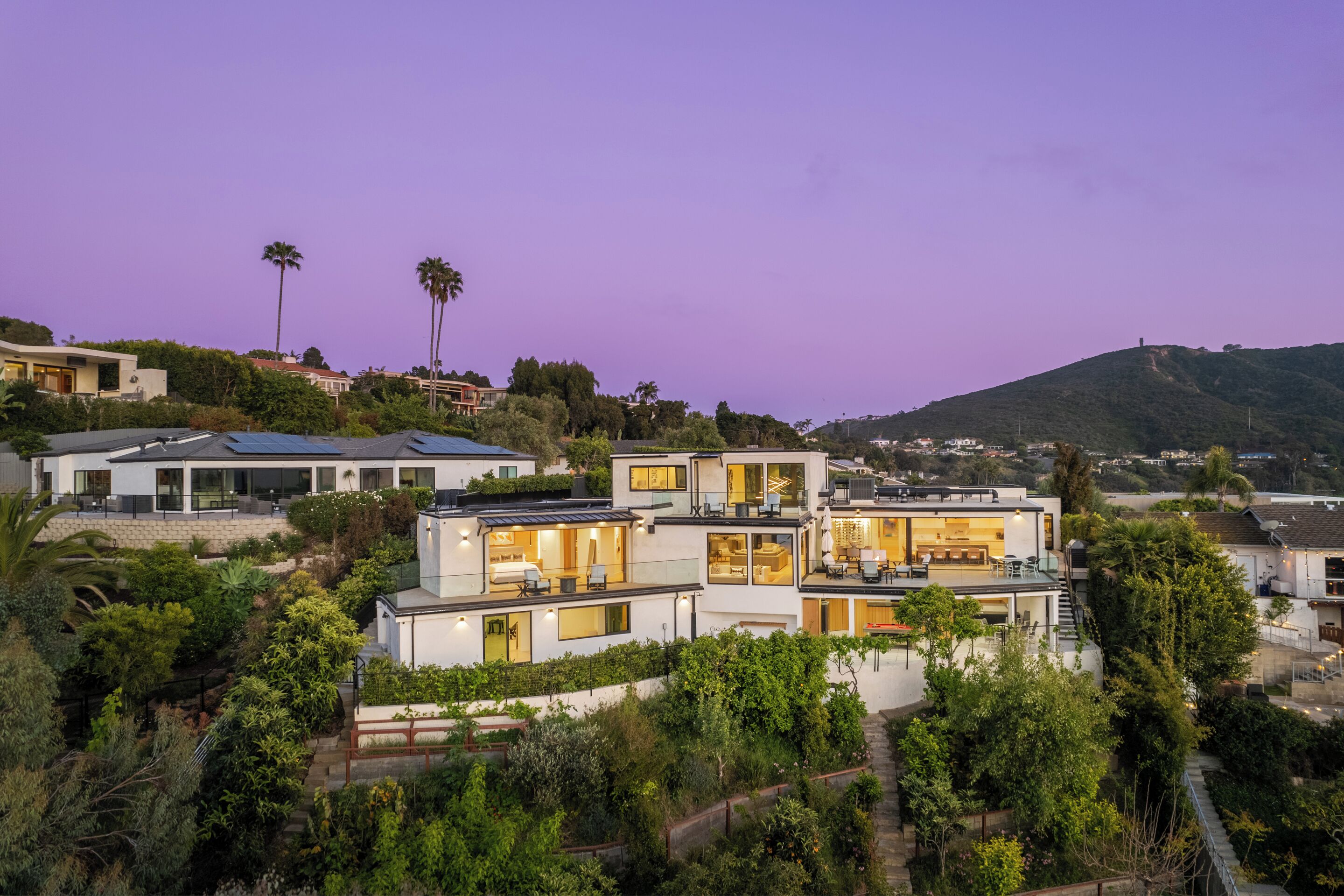 Modern Estate w/ Pool, Hot Tub, Sauna, Ocean Views!