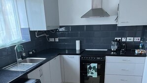 Eine moderne Küche mit Waschmaschine, Herd und Spüle.