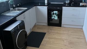 Stort kylskåp, mikrovågsugn, ugn och diskmaskin