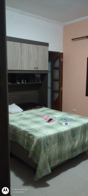 4 quartos, ferros/tábuas de passar roupa, Wi-Fi, roupa de cama
