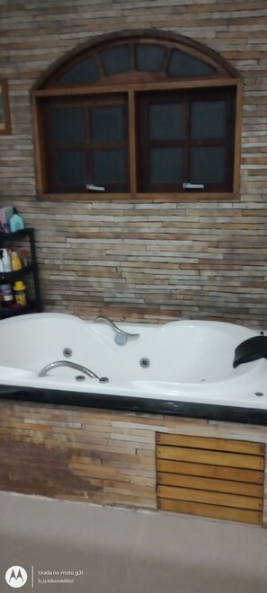 Banheira de hidromassagem, secador de cabelo, toalhas de banho, sabonete