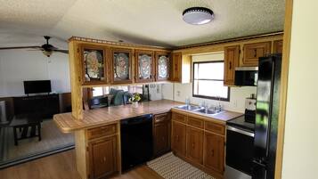 Køleskab, mikrobølgeovn, ovn, kogeplade