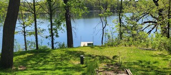 Peaceful home on little Round lake near EAA, Iola car show & the Packer Stadium.