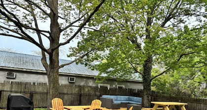 Corner Cottage, Downtown Saugatuck