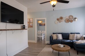 Smart TV - Corner Cottage, Downtown Saugatuck  (Saugatuck)