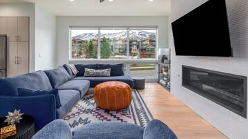 Fernseher, Kamin, Tischfußball