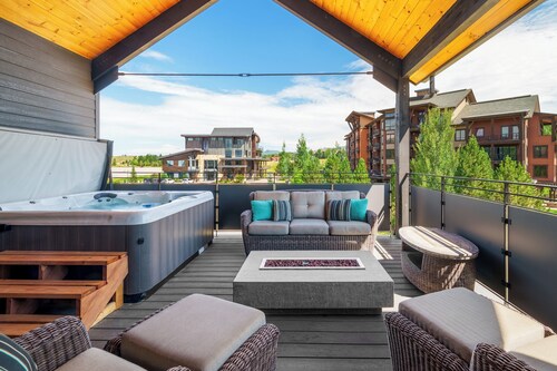 Happy Trails Hideaway! AC, Amazing Outdoor Space, Private Hot Tub, Athletic Club Access!