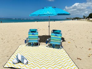 Plage à proximité, chaises longues, serviettes de plage