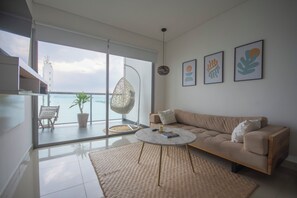 Smart TV, books - 1BD Condo Amazing View-Modern APT-Luxury Building-Bocagrande (Cartagena de Indias)