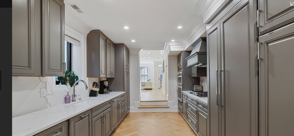 Réfrigérateur, four à micro-ondes, un four, surface de cuisson