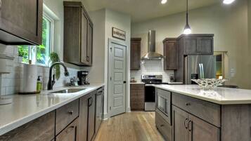 Een koelkast, een magnetron, een oven, een kookplaat