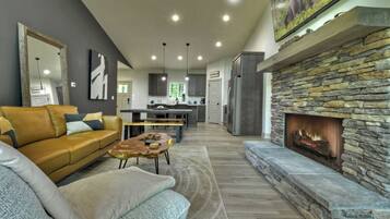 Een televisie en een open haard