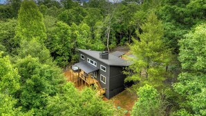 Una casa moderna rodeada de un bosque frondoso.
