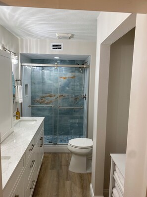 Shower, towels, toilet paper - Beautiful Waterfront Condo...Watch the boats and dolphins! (New Smyrna Beach)