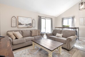 Smart-tv, een open haard, videospelletjes en een tafeltennistafel