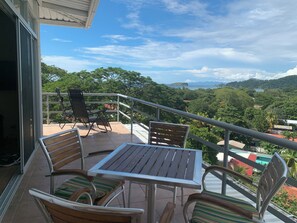 Outdoor dining - Buena Vista Coco, the best ocean views and only 5 min walk to the beach and town (Coco)