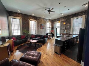 Living area - Luxury loft located in the heart of the Downtown Mobile Entertainment District (Mobile)