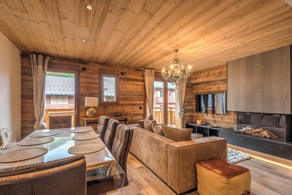 TV, fireplace - Duplex des Charmoz - Welkeys (Megève)