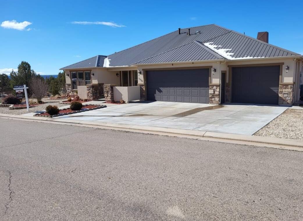 Beautiful home with spectacular views of the red cliffs. Minutes to Zion park