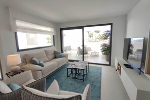 TV - Well presented apartment with views of the Mediter (Manilva)