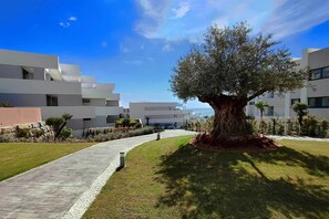 Property grounds - Well presented apartment with views of the Mediter (Manilva)