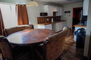 Dining - Spacious 4-bedroom Red Raider themed house with AC and WiFi in fantastic Lubbock (Lubbock)