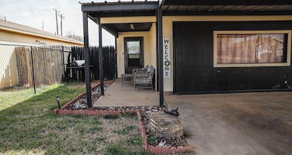 Spacious 4-bedroom Red Raider themed house with AC and WiFi in fantastic Lubbock