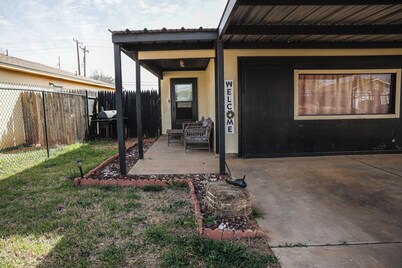Spacious 4-bedroom Red Raider themed house with AC and WiFi in fantastic Lubbock
