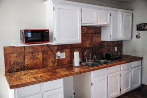 Fridge, microwave, oven, stovetop - Spacious 4-bedroom Red Raider themed house with AC and WiFi in fantastic Lubbock (Lubbock)