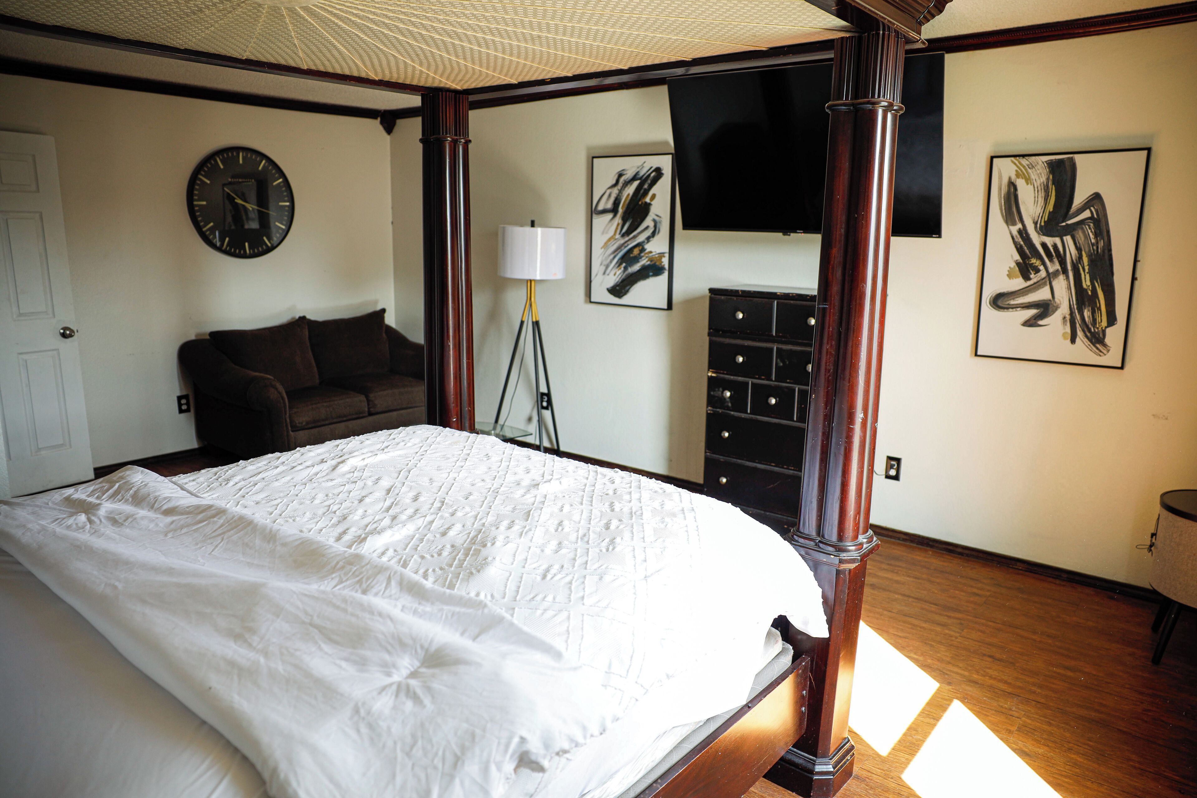 4 bedrooms, iron/ironing board, free WiFi, bed sheets