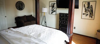 Spacious 4-bedroom Red Raider themed house with AC and WiFi in fantastic Lubbock