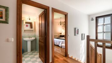 4 slaapkamers, een strijkplank/strijkijzer, reisbedje, gratis wifi