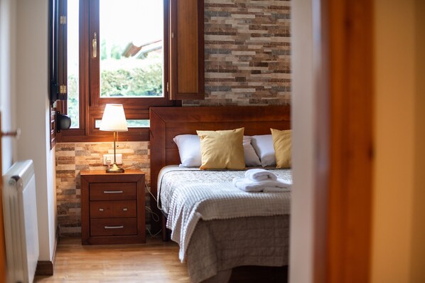 3 habitaciones, tabla de planchar con plancha, cuna de viaje y wifi