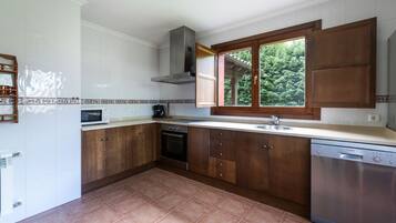 Een koelkast, een magnetron, een oven, een vaatwasser