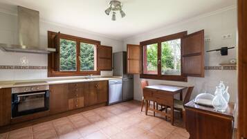 Een koelkast, een magnetron, een oven, een vaatwasser