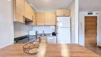 Een koelkast, een magnetron, een kookplaat, een vaatwasser