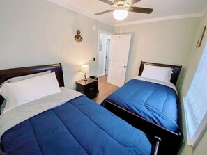 2 chambres, fer et planche à repasser, Wi-Fi, draps fournis