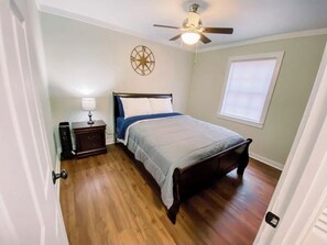 2 bedrooms, iron/ironing board, WiFi, bed sheets - Playing Hooky Cabin / 2 Bedroom-1 Bath (Scottsboro)